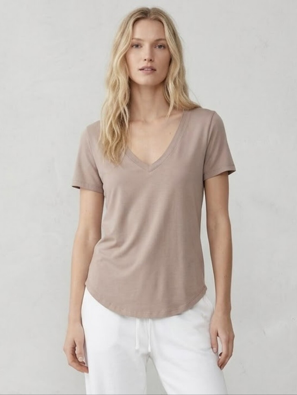 Aritzia The Group by Babaton Foundation V-Neck T-Shirt Humus Beige Size XS